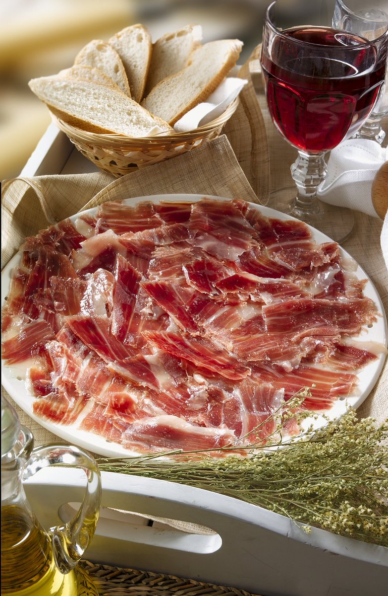 Carnicasmulas's tweet photo. ☀ El exceso de calor no es buen compañero para el #jamón ibérico. Te dejamos unos sencillos #consejos para #conservarlo en #verano y así disfrutar de todo su sabor, textura y aroma 😋👌 https://t.co/d9bCp6OWgY https://t.co/L6DqYrEUWL