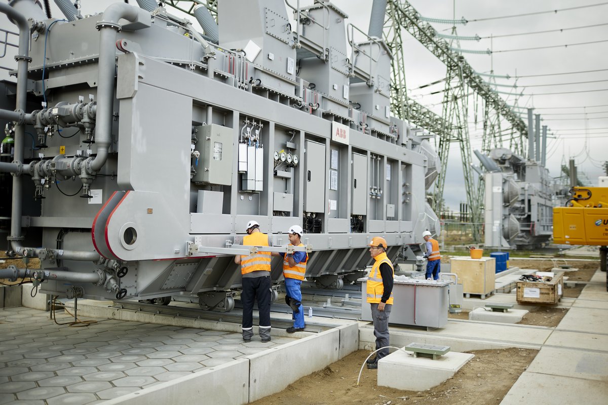 50Hertzcom's tweet photo. New transformers for the substation in Lubmin! Work on our #50Hertz project #Ostwind2, the grid connection of the two #offshore wind farms Arcadis Ost 1 and Baltic Eagle, is in full swing. #from60to100by2032 

➡️https://t.co/ogjgbsHY4T https://t.co/vPwdgZooom