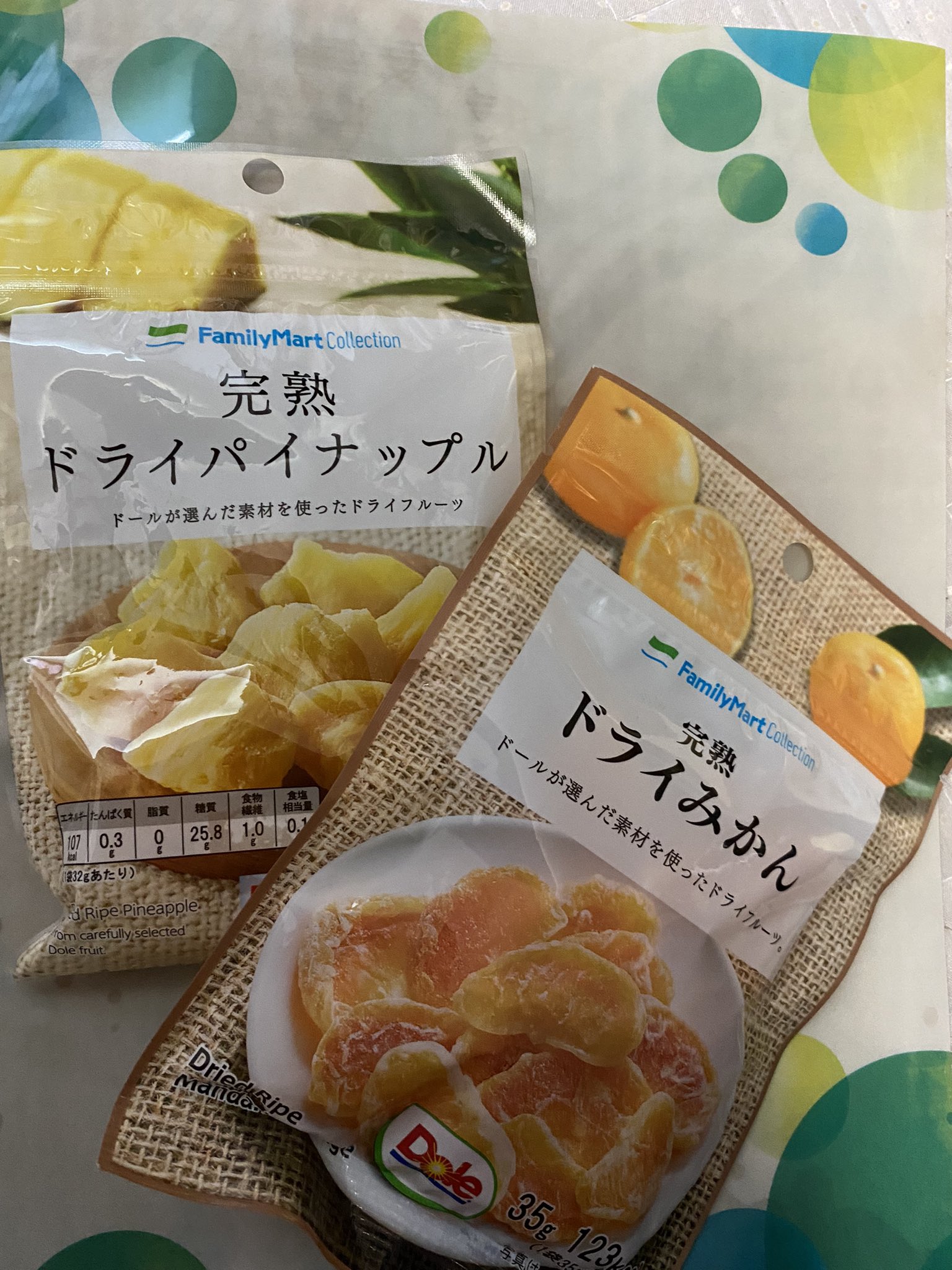 サリオ ファミマに行けたので 美味しいと教えてもらった ドライみかん と 大好きな ドライパイン みかん 口にいれた瞬間 何コレ って言っちゃうくらいジュースみたいな甘さが広がる 美味しい Familymart ドライフルーツ T Co