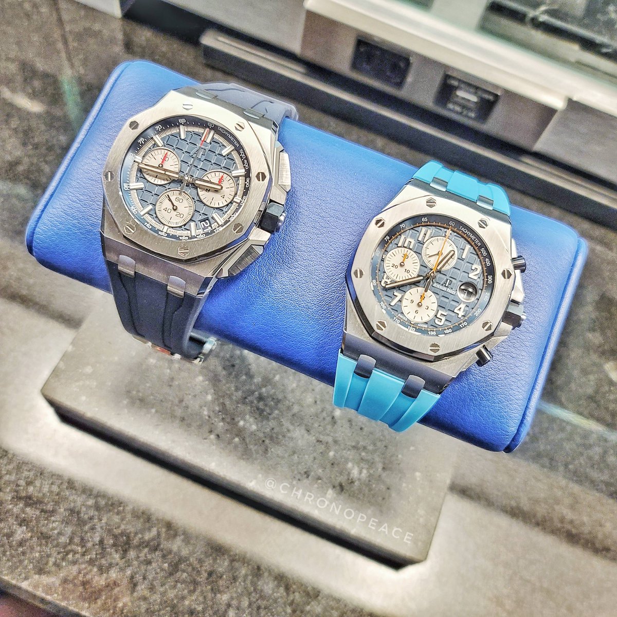 chronopeace's tweet photo. 昨日納品された43mm新型ロイヤルオークと、42mmを比較。42はホーラスストラップに替えてしまってるけれど、細かい改良点が写真でも分かりますねぇ。 My brand new RO Offshore 43mm X 42mm. You see what's been updated?
#26420ti #26470st #audemarspiguet #royaloak #オーデマピゲ#ロイヤルオーク https://t.co/4NRSou0vCr