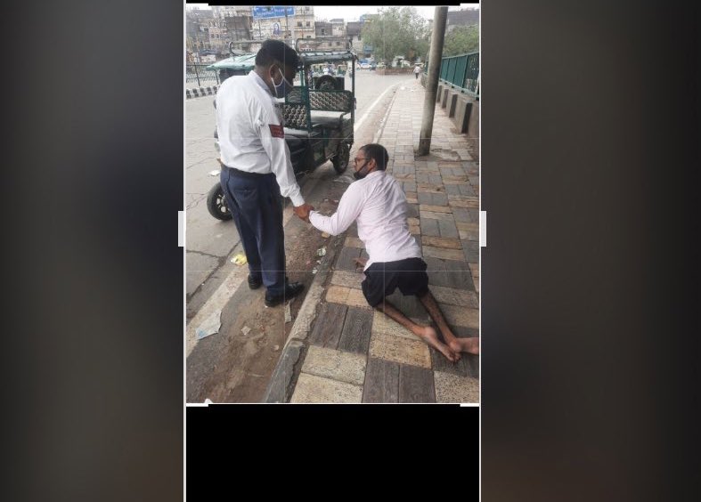 HC Rishiram helping a divyang person in boarding a TSR at kamal T point. #DelhiPolice #CPDelhi #CPtraffic