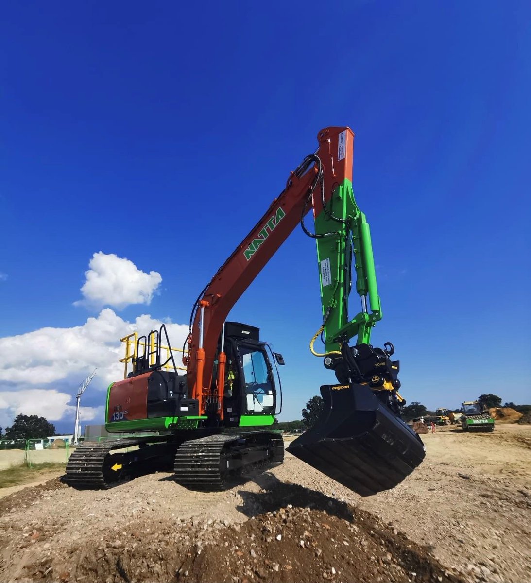 We've been waiting a while for this one! We're delighted to put to work our new @hitachi_uk ZX130-6 c/w @TrimbleCorpNews Earthworks and an @engcon_uk Tiltrotator. Great machine to put to work in this great weather.

#quality #innovation #collaboration