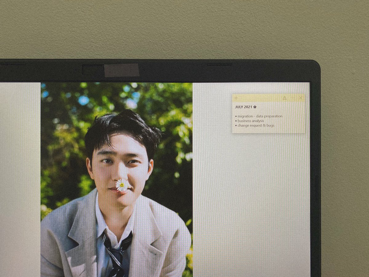 qaieesoo's tweet photo. i rarely change my laptop wallpaper. can't resist this cutie 😚 https://t.co/Vm34Ry7jNj