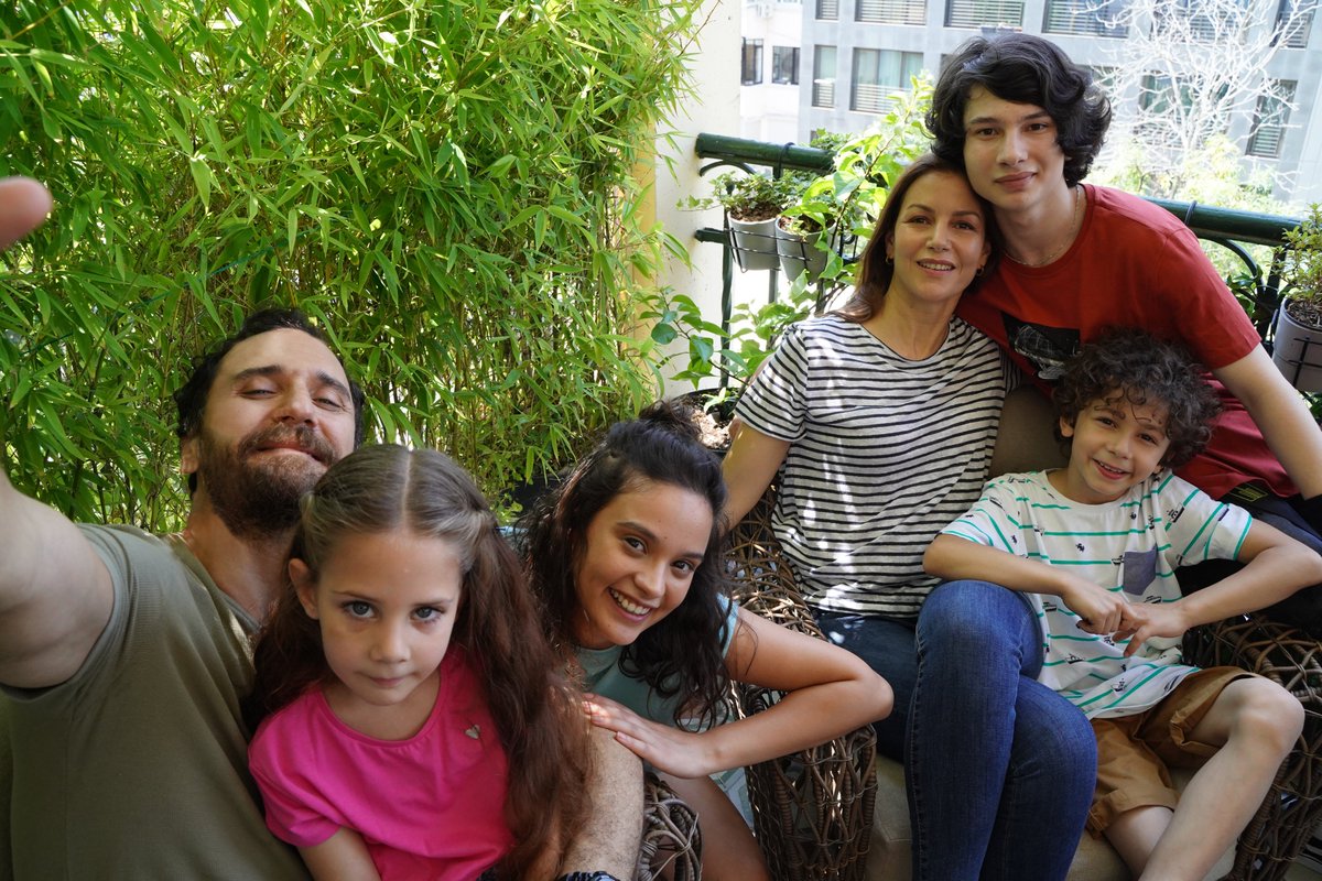 saklidizi's tweet photo. Demirci Ailesi, tüm #Saklı oyuncuları ve set ekibi mutlu bayramlar diler ❤️ 
@BluTV 

@fratC 
@kayalar 
@serrapirinc 
#fuatfatihodabaşı 
#zümrabetülkaya
#berkecanakkaya
#MAYproduction https://t.co/4tliTOc0eO