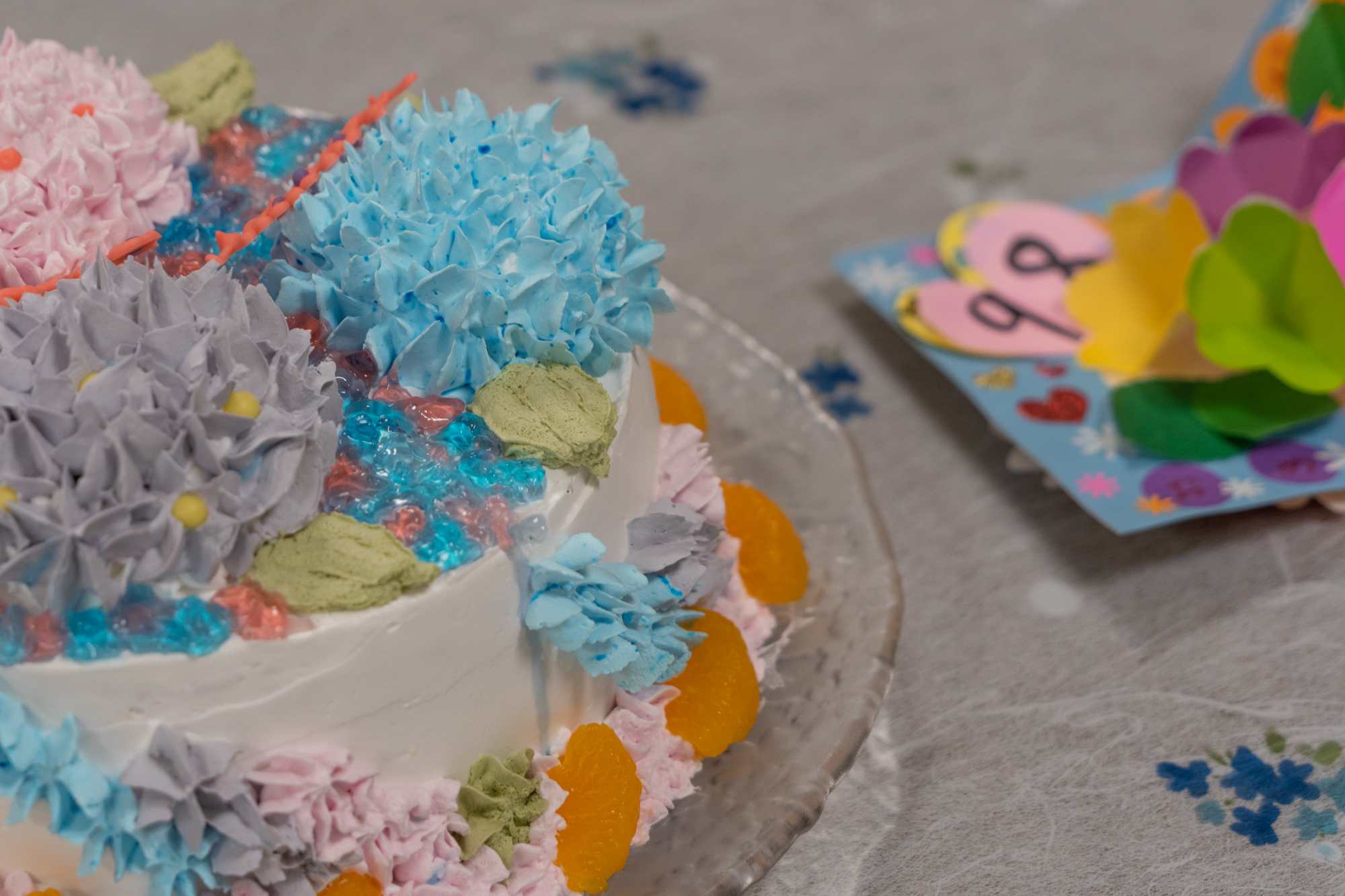 Kaigo Hospitality 湘南くすの木の名物のひとつ 入居者様のお誕生日は各ユニット職員のアイデアによる バースデーケーキでお祝いします 施設内の厨房で心を込めた手作りケーキ ６月１７日に９８歳を迎えられた入居者様には華やかな紫陽花のデコレーション