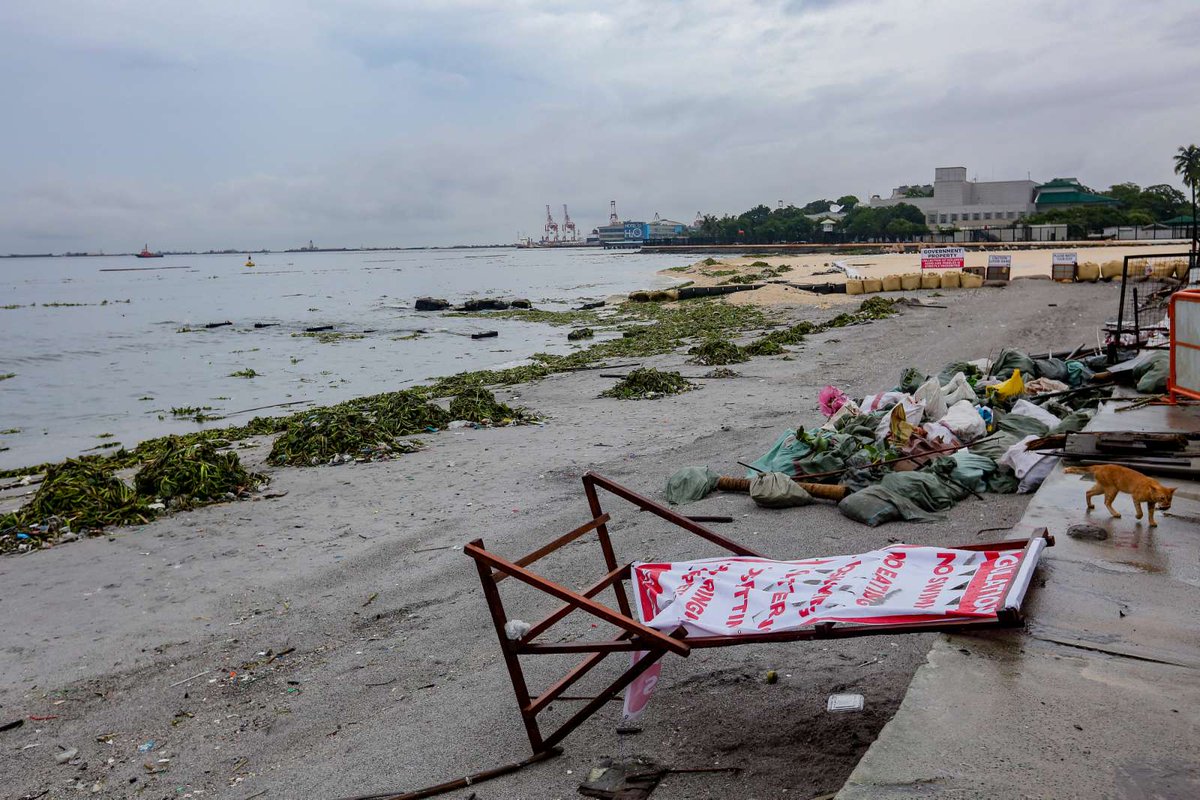 ABSCBNNews's tweet photo. LOOK: The P28-million "dolomite beach" in Manila Bay after the heavy rains brought by habagat on Wednesday

The area, which is part of the P389-million Manila Bay rehabilitation project, was opened for limited public viewing last weekend.
More: https://t.co/rNhqunaVYK https://t.co/VBaO2RhDCx