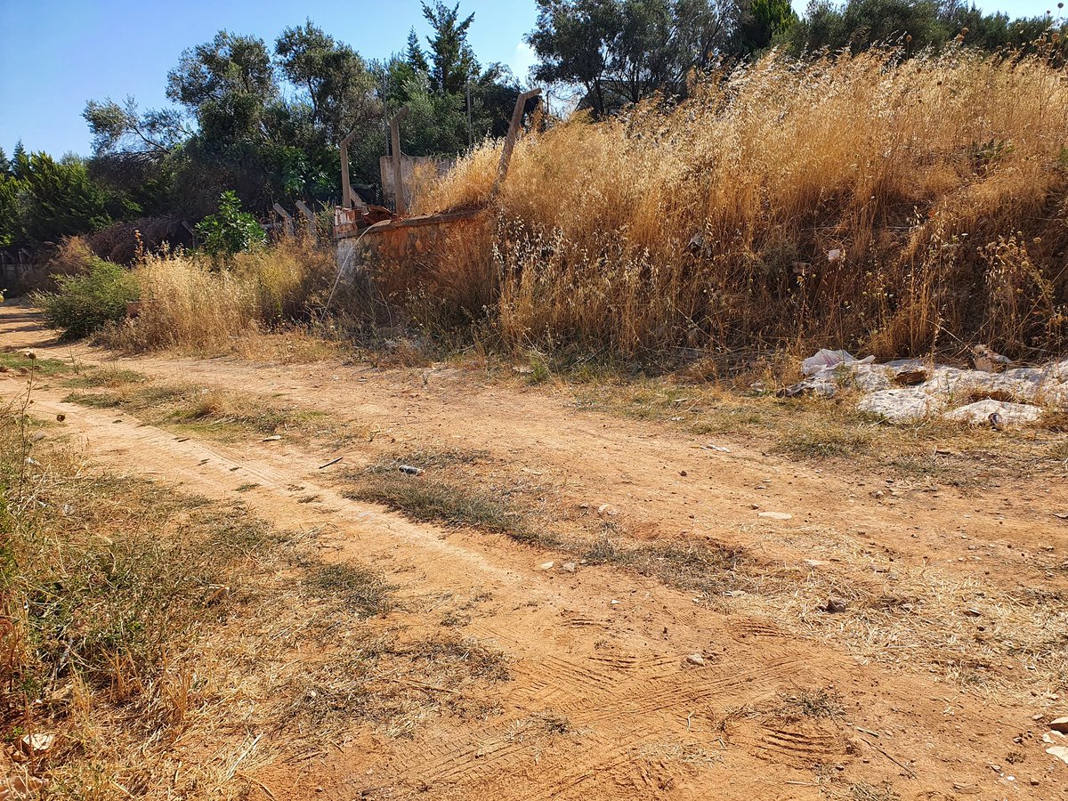 uatak's tweet photo. @izmirhim Merhaba,
Herhalde, Güzelbahçe'deki tek toprak yol olan sokağımızdaki kuru çalılar yangın tehlikesi oluşturmaktadır. 
70m yol yapmak belediye için çok zor sanırım ama en azından tehlikeyi ortadan kaldırmak için çalılar temizlenip çakıl dökülebilir mi?
2196 sokak, Yelki. https://t.co/yRo5wA0fAo