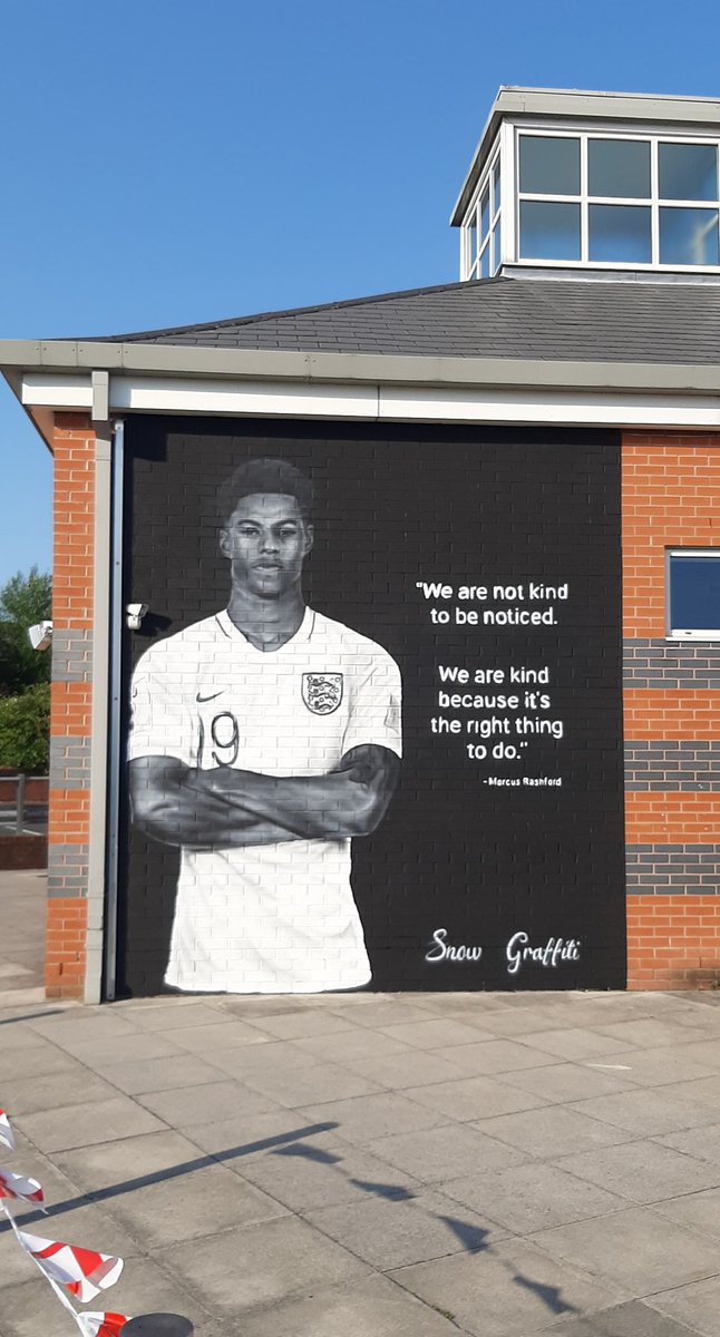 ProperMCR's tweet image. A new @MarcusRashford mural has been painted at Hindley Junior &amp;amp; Infants by @snow_graffiti, to launch the school's food bank scheme 👏💛