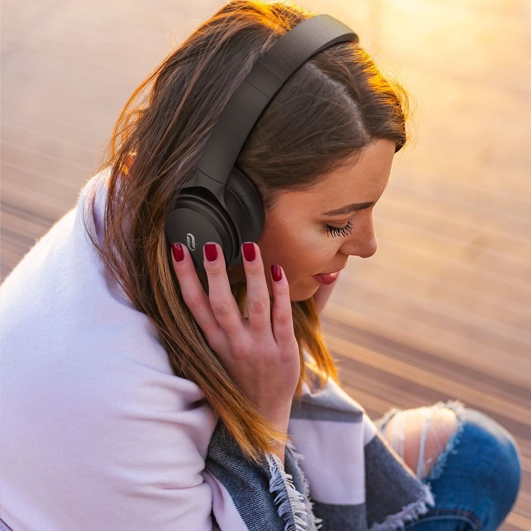 Get lost in the music with the SoundSurge 85 headphones 🎧 
​
​The advanced noise cancellation and  soft memory foam ear cups make it perfect to wear all day, every day 😉