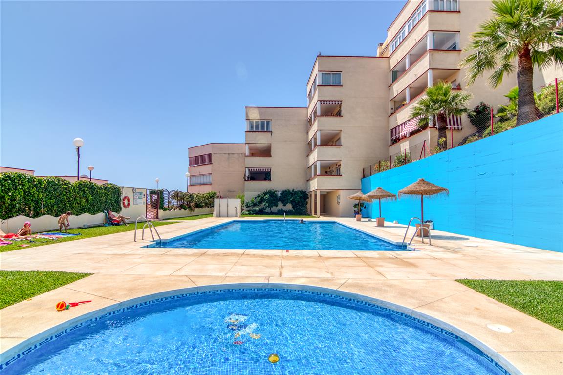 🌊¡Cerca del mar se vive mejor!
#Apartamento en primera línea de #playa, con VISTAS AL MAR, Torrequebrada (#Benalmádena Costa). 
·
🍒 2 dormitorios | 2 Baños | 109 m² | Terraza | Garaje y Trastero | Piscina | Orientación sur.
Precio: 255.000 €
·
Contacto:☎️+34 630 085 501