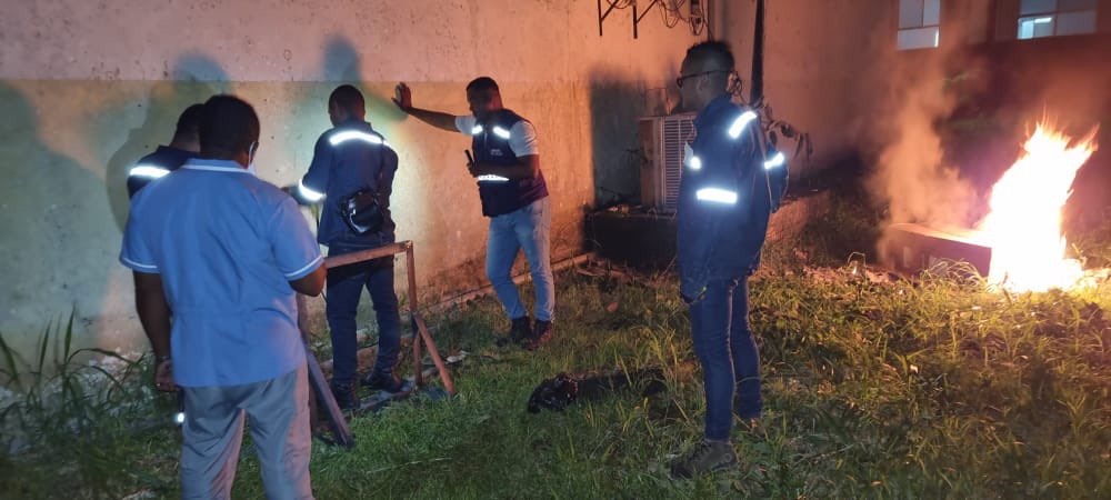 SaludImbabura's tweet photo. #SanLorenzo | Personal de mantenimiento del #Distrito08D05 realiza instalaciones y reparaciones de los aires acondicionados del área de bodega. Logrando mantener la temperatura adecuada de los medicamentos.
#GobiernodelEncuentro
#JuntosLoLogramos. https://t.co/KtQTtjp7iV