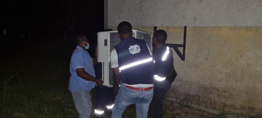SaludImbabura's tweet photo. #SanLorenzo | Personal de mantenimiento del #Distrito08D05 realiza instalaciones y reparaciones de los aires acondicionados del área de bodega. Logrando mantener la temperatura adecuada de los medicamentos.
#GobiernodelEncuentro
#JuntosLoLogramos. https://t.co/KtQTtjp7iV