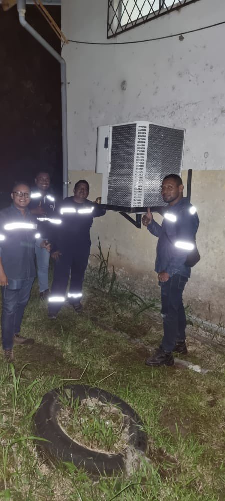 SaludImbabura's tweet photo. #SanLorenzo | Personal de mantenimiento del #Distrito08D05 realiza instalaciones y reparaciones de los aires acondicionados del área de bodega. Logrando mantener la temperatura adecuada de los medicamentos.
#GobiernodelEncuentro
#JuntosLoLogramos. https://t.co/KtQTtjp7iV