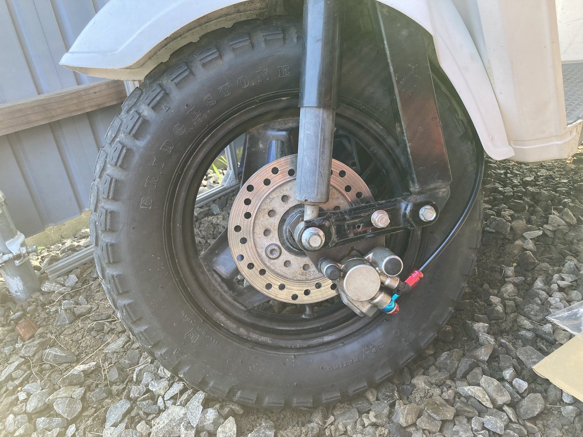 まなぴー ジャイロupディスクブレーキ化 ステンメッシュホース仮組み ホース長さピッタリ ドラムブレーキに見せかけて ディスクブレーキと言う変態ジャイロup 4枚目は各種部品の採寸メモ ほぼ採寸通りにできたかな 純正アクスルシャフトを使った