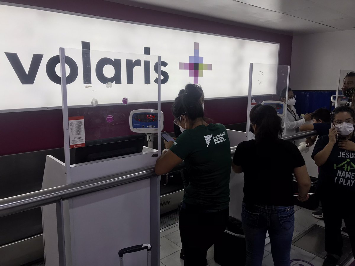 HernanGomezB's tweet photo. La peor compañía en la historia del mundo mundial, @flyvolaris. No sé quien piensa que los servicios públicos están mal, cuando el trato de algunos privados y su ineficiencia son infinitamente peores. Nadie los llama a cuentas. Son unos delincuentes… están libres y son impunes. https://t.co/0vVsyOddml