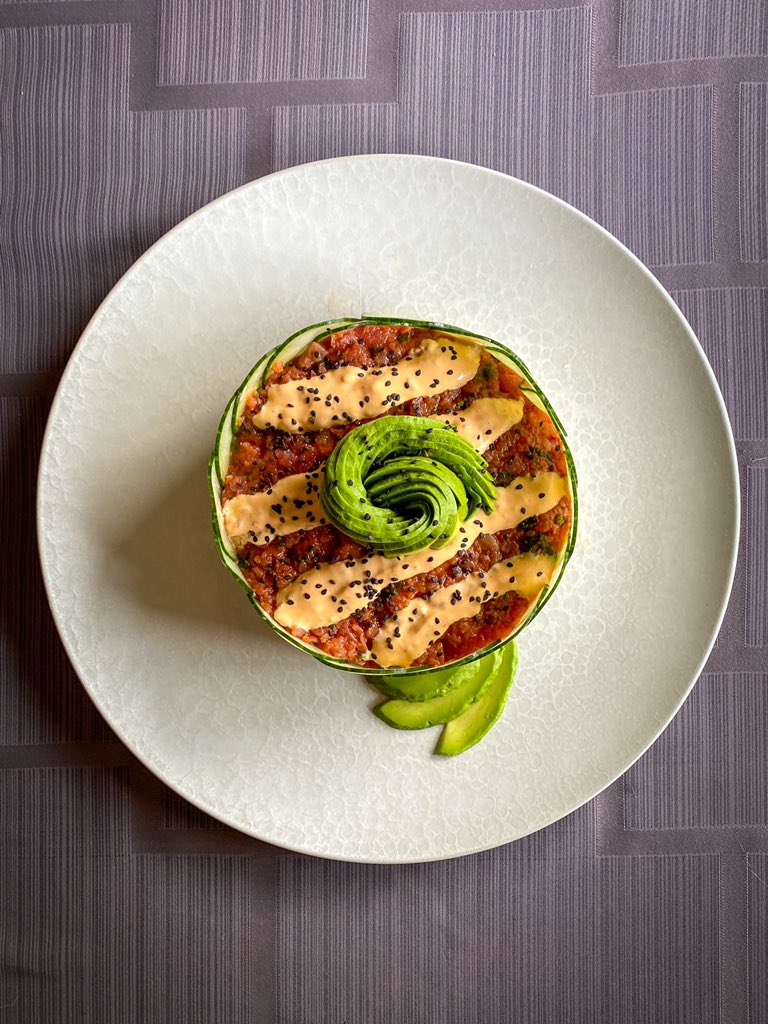 doloresrobles_m's tweet photo. En esta casa hoy se comió:
- #Timbal de #sushi de #SpicyTuna con #Mayonesa #Picante, #Pepinos, #Aguacate y #QuesoPhiladelphia
- #Blondies de #Chispas de #Chocolate con #Pretzels, #Caramelo y #SalDeMar
Todo preparado por una servidora. https://t.co/tqzb2okMXS