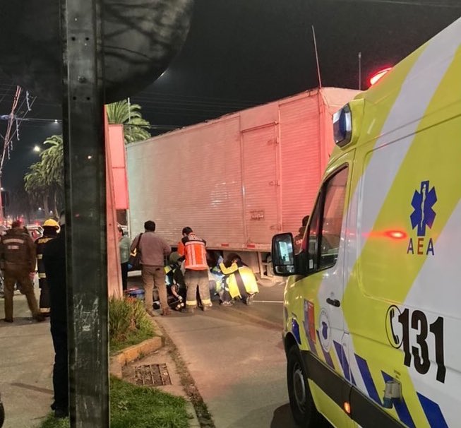 InformaAlMinuto's tweet photo. 🔴AHORA | Atropello de peatón en Avda Picarte con Pedro Montt en #ValdiviaCL

Paramédicos realizan maniobras de reanimación a la persona que fue atropellada por un camión.

Unidades de emergencia se encuentran en el lugar. https://t.co/Egf0MbvrJw