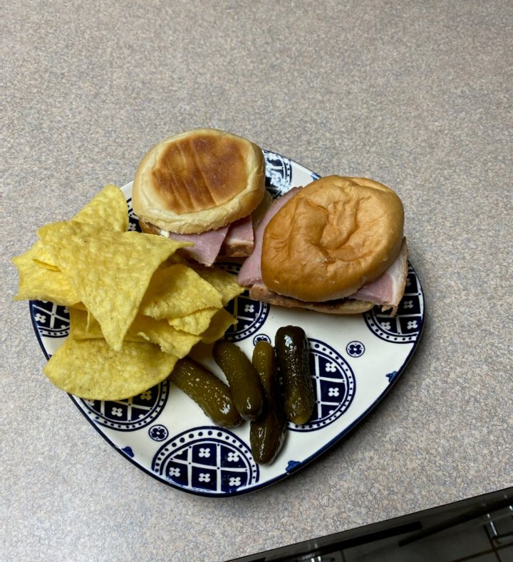 JenGate3's tweet image. Who is in