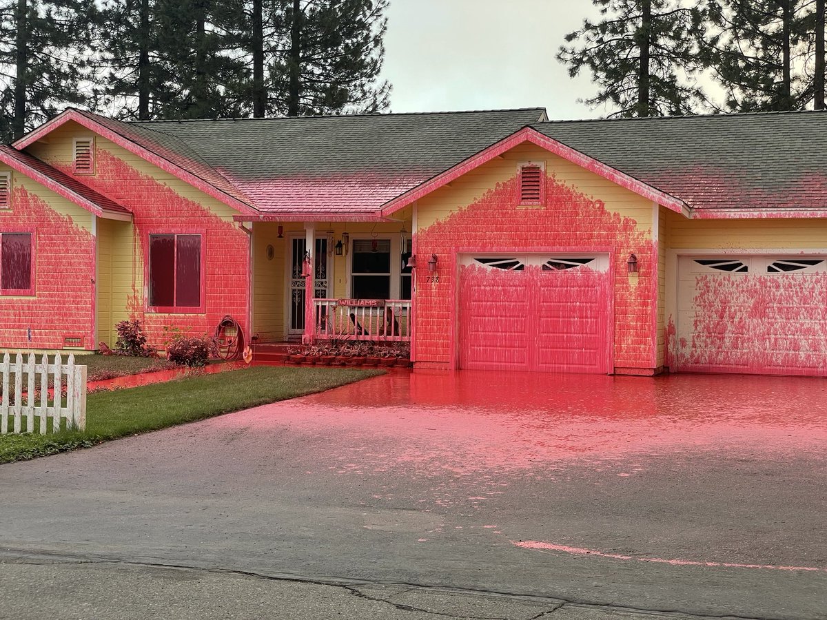 abbyvaerewyck's tweet photo. Homes in Chester sprayed with fire retardant  #DixieFire https://t.co/oIWla8Wbif