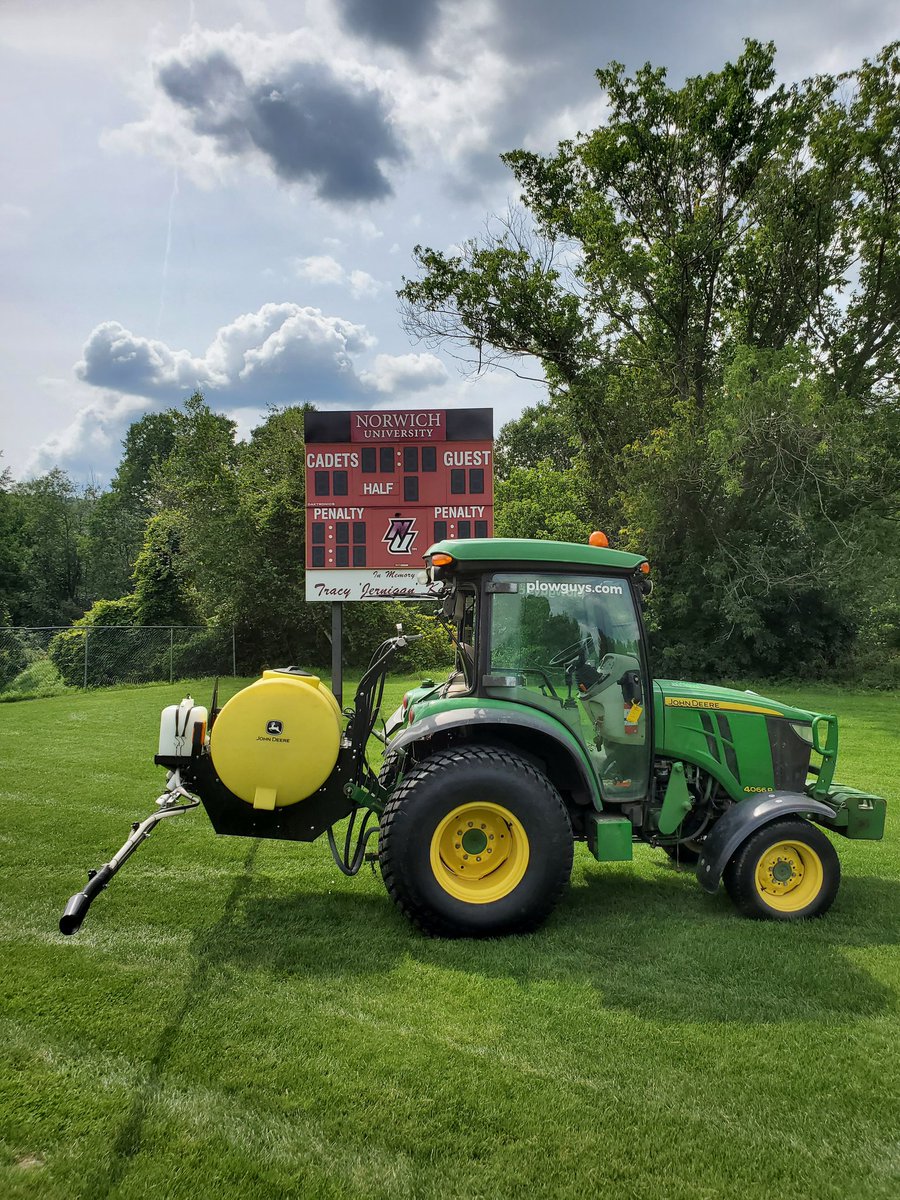 SDTurfVT's tweet image. Cleaning up some clover and crabgrass at @NorwichCadets athletic complex today.
