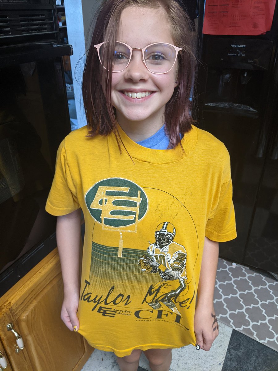 teebob21's tweet photo. This shirt was signed by @Tmadeqb9 in 1989 when I was but a wee lad, and now my daughter is asking if we can get the autograph redone https://t.co/aVDDlL3tfB