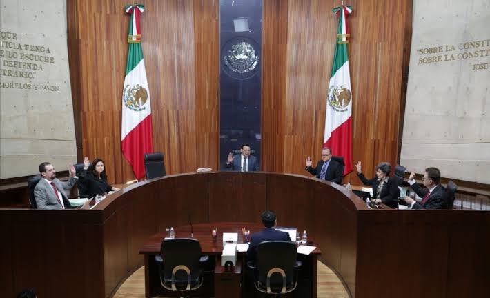 RafaRiveraRamos's tweet photo. Es tremenda la crisis a la que los Magdos del @TEPJF_informa han llevado al Tribunal. 

Insisto, esta pasará a la historia como la peor conformación del #TEPJF de todos los tiempos. 

En un contexto de polarización electoral, tenemos un Tribunal débil y proclive al escándalo. https://t.co/N3eRpehQg4