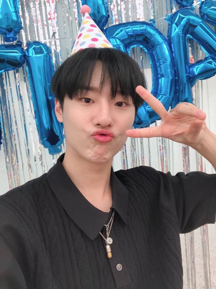 wdzfeed's tweet photo. happy birthday seungyoun https://t.co/lbbqeT6HhF