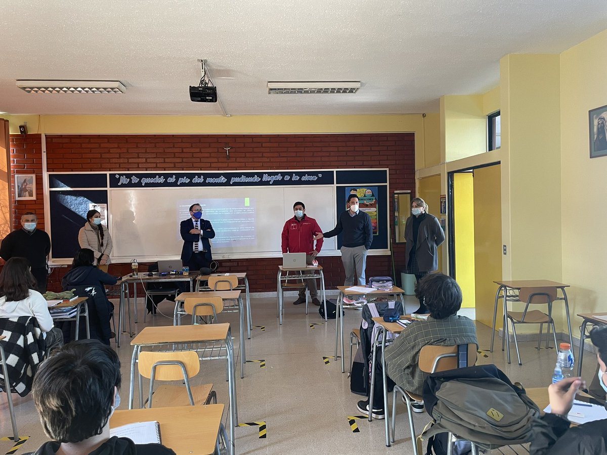 DeprovBiobio's tweet photo. Jefe provincial @SergioManzanoC1, junto al director regional de la @supereduc_cl visitaron Colegio Teresiano Los Ángeles, con el objetivo de verificar el cumplimiento de las medidas y protocolos de seguridad para el correcto desarrollo de las clases presenciales. https://t.co/OujFbKL3iz