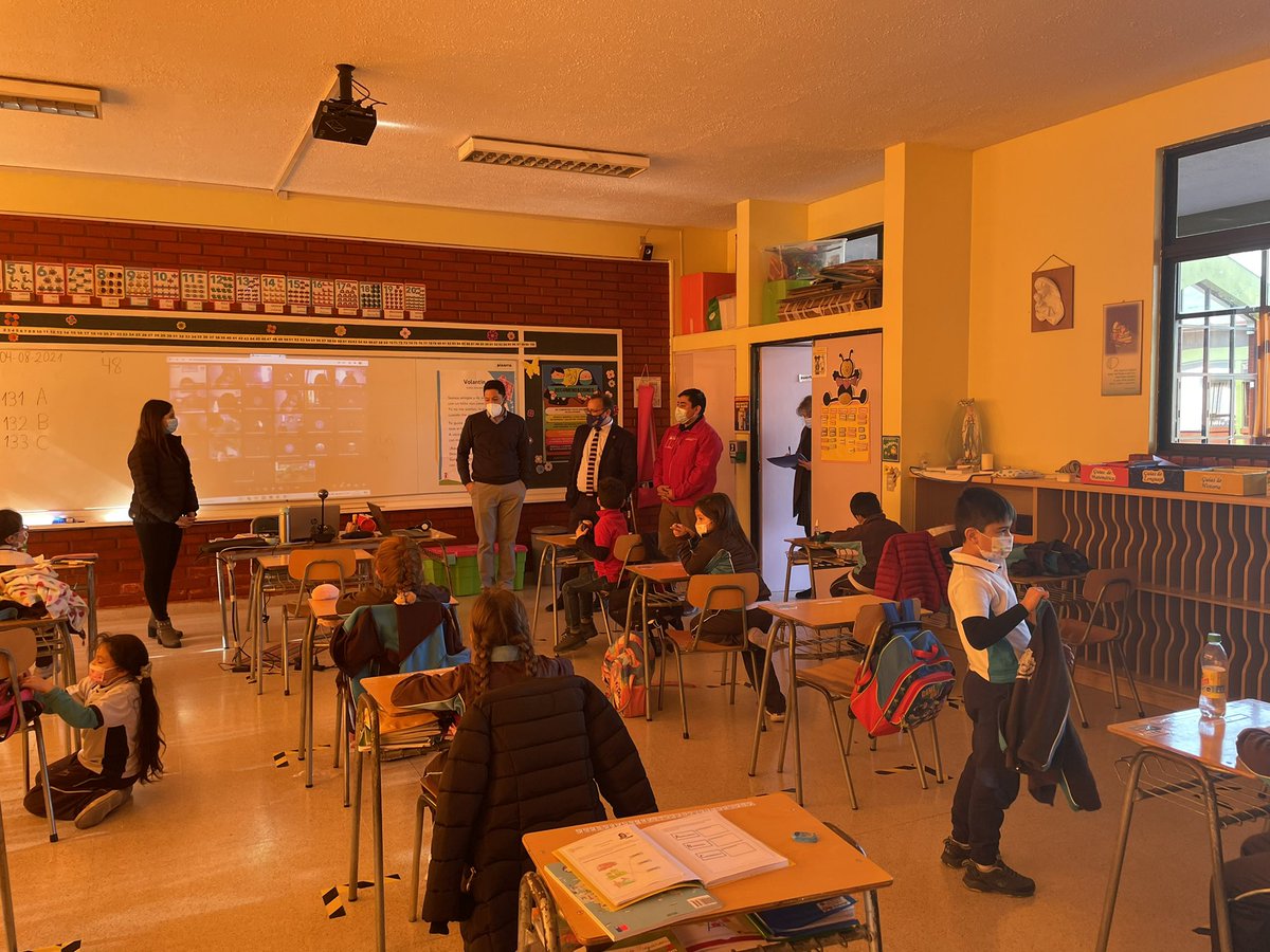 DeprovBiobio's tweet photo. Jefe provincial @SergioManzanoC1, junto al director regional de la @supereduc_cl visitaron Colegio Teresiano Los Ángeles, con el objetivo de verificar el cumplimiento de las medidas y protocolos de seguridad para el correcto desarrollo de las clases presenciales. https://t.co/OujFbKL3iz