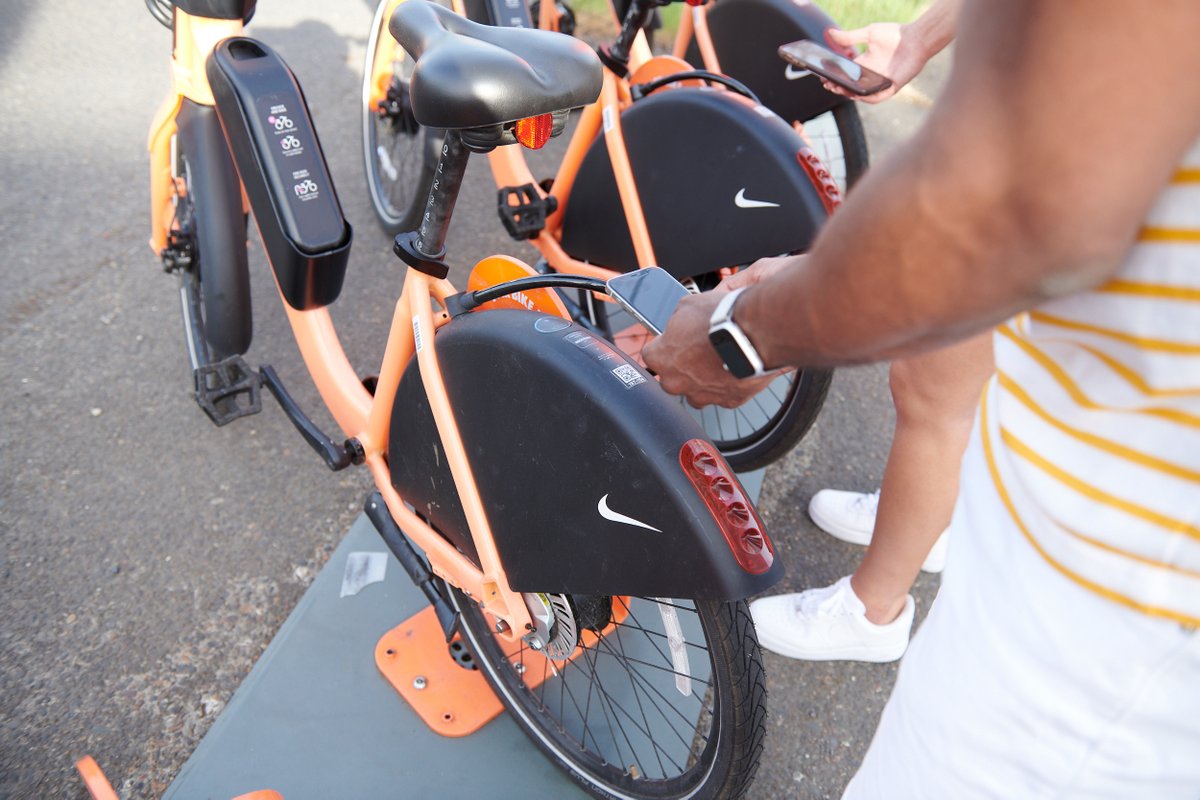 BIKETOWNpdx's tweet image. Big bike news: Congress has introduced legislation to extend commuter benefits to bikes, which would give you free or discounted #bikeshare rides to work. Sign the petition to help get it passed by your elected officials. 

Link: peopleforbikes.org/take-action/if…