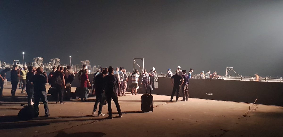 Muğla'nın Milas ilçesindeki orman yangınının bölgedeki termik santraline yaklaşması üzerine, iskelede toplanan vatandaşlarımız Deniz Kuvvetleri Komutanlığımıza ait çıkarma gemilerimizle emniyetli bölgelere tahliye ediliyor. 
#MSB #TSK