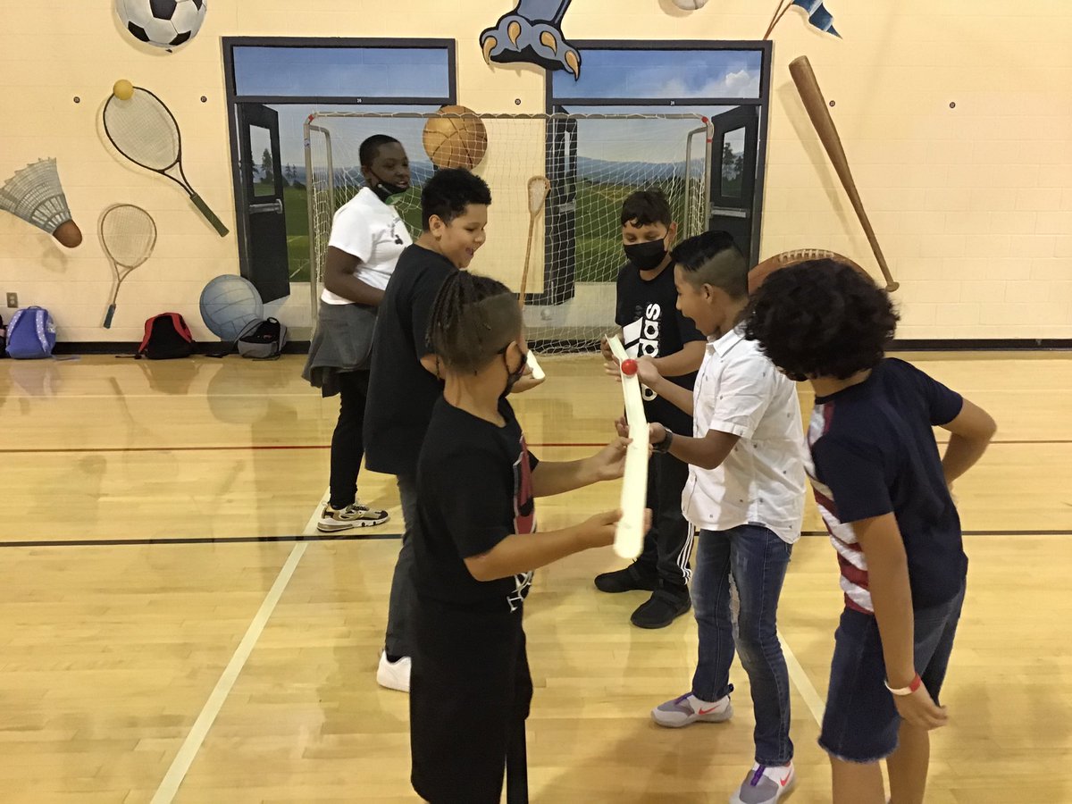 coache99's tweet photo. Having a great first week with our new 6th grade students. #cooperativelearning @cobbhpe @PalmerMiddle @OPENPhysEd @CobbSchools https://t.co/vwiq7bT5ka