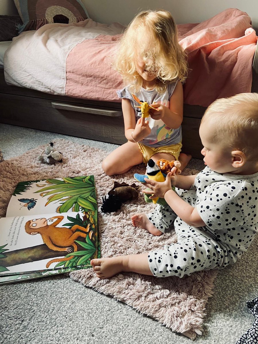audreygeorgeco's tweet photo. Using our story bag is a great way to mix different age siblings for books at bedtime. 

#bookstagram #bookish #read #bookaddict #instabook #bookaholic #bookstagrammer #igbooks #booksofinstagram #kidreading #youngtitles #childrenstitles #homereaders #homereading #childrensbooks https://t.co/kdSXx9DEGp