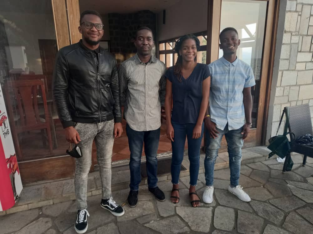 En bon début de ce mois d'août, certains de nos étudiants &amp; slameurs <a href="/Fsic_Unigom/">Sciences de l’Information & Communication / UNIGOM</a> ont échangé avec la Poétesse et slameuse <a href="/donsoseme/">Do Nsoseme Dora</a> de passage à #Goma.
Instant convivial au tours de mots, rythme, expression, #communication et Projets.

#Sic #art #presse #Fsic #Unigom <a href="/innobuchu/">Innocent Buchu</a>