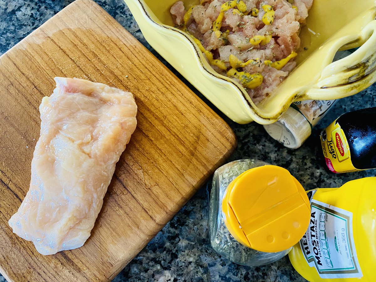 serchtijuana's tweet photo. El menú para esta tarde será milanesa de pechuga de pollo. Quería pura pechuga pero no había en Walmart y me tuve que conformar… la voy a sazonar con mostaza, ajo en polvo, orégano y jugo Maggi.

#BenditaPandemia (cura local) porque he aprendido a cocinar muy sabroso, creo. https://t.co/5hq6XlHekW
