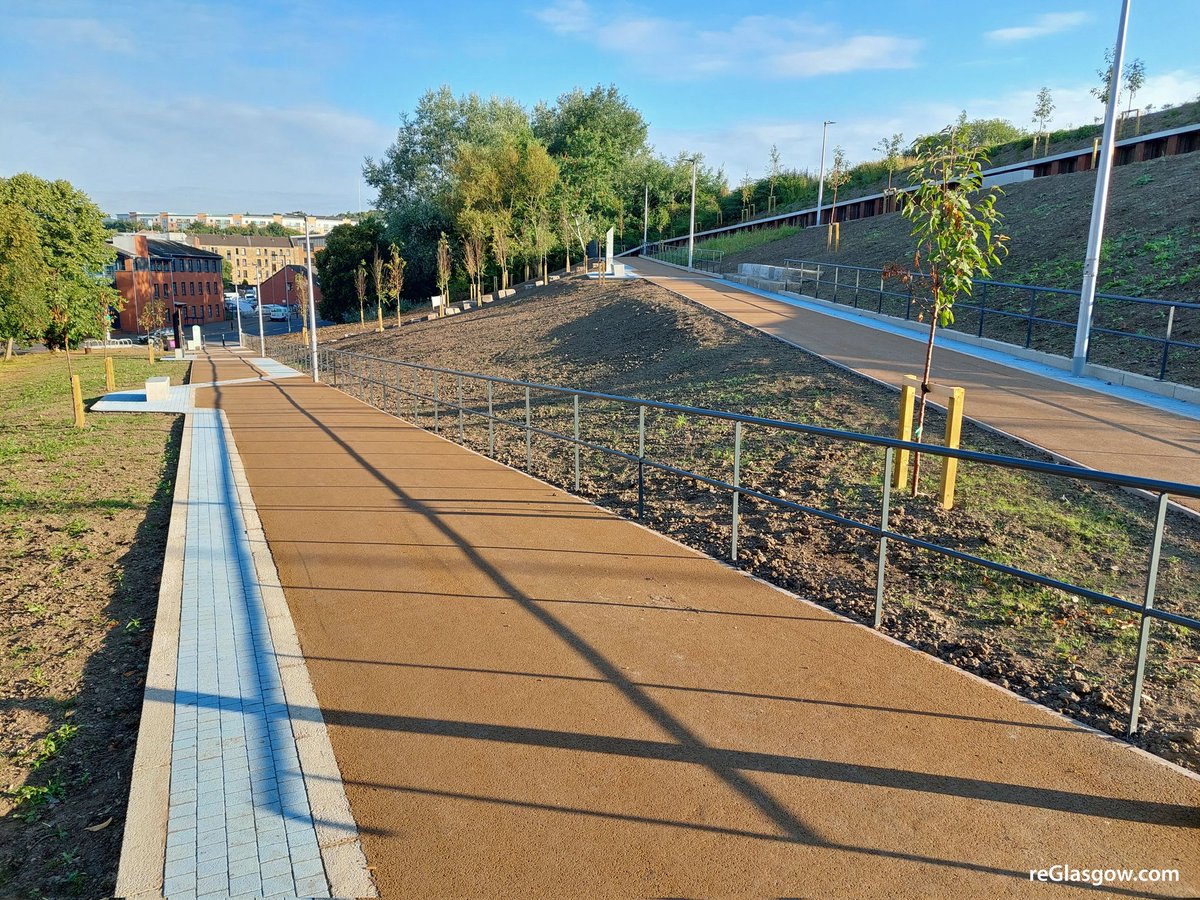 reglasgow_web's tweet photo. A zig-zag active travel path has opened linking the Forth and Clyde Canal and Garscube Road. It helps form a crossroads with the canal towpath and the bridge into Claypits nature reserve which itself has paths to nearby communities. More at https://t.co/KrBJ9l2vFo https://t.co/gJbrVDmDga