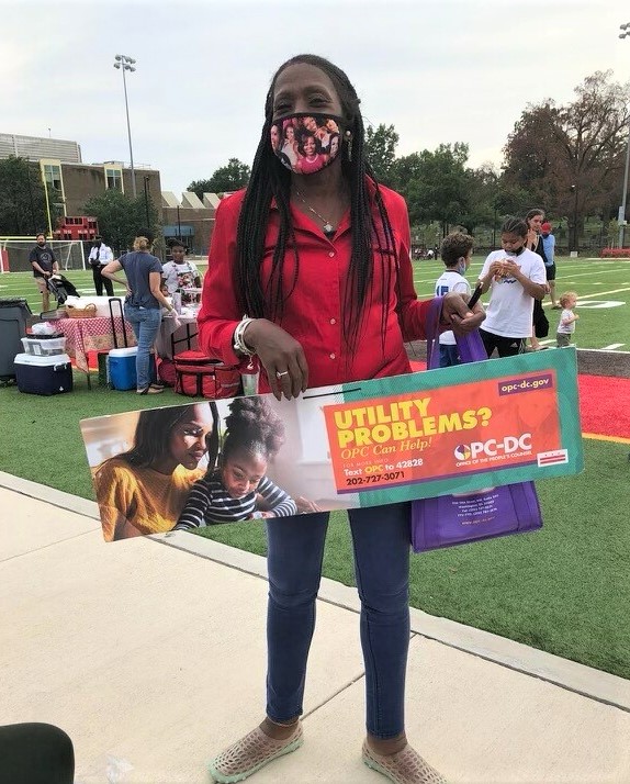 DCOPC's tweet photo. Great to be out in the community @ #NationalNightOut. Jean of @DCOPC was at Edgewood Rec Center in #Ward5 telling folks how #OPCcanHelp residents of #All8Wards with electric, water, gas & landline phone issues. Thanks @DCPoliceDept & @DCDPR for hosting. #OPCeducates #here2helpDC https://t.co/LeCoL7gXpE