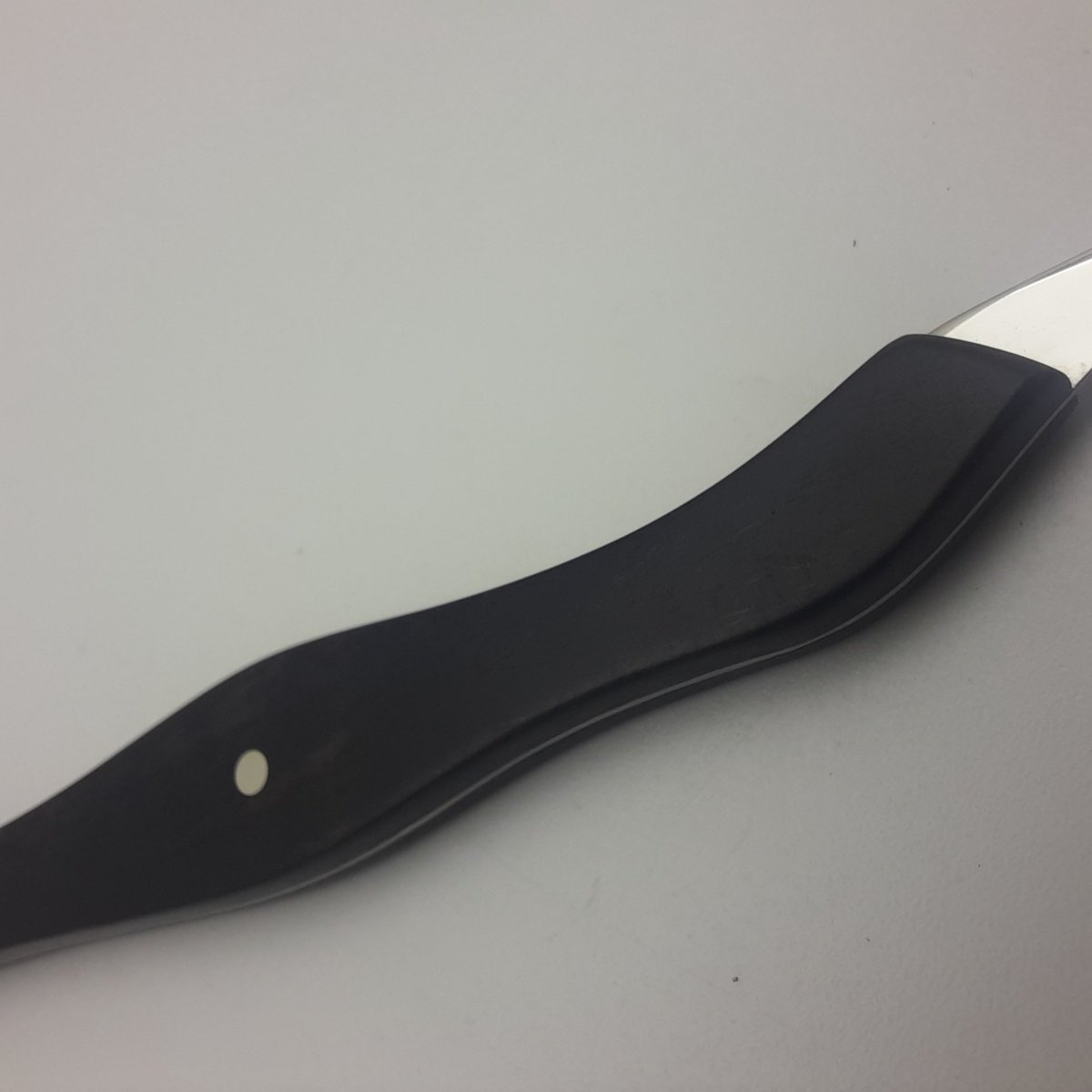 A shortish hook in 24thou with black ebony scales and sterling silver pins. The handle design I copied from a maker friend, the awesome Pacmandalore. I made a few tweaks to his shape and went with my preferred flat sides, the ducks seem to like it. #locksport