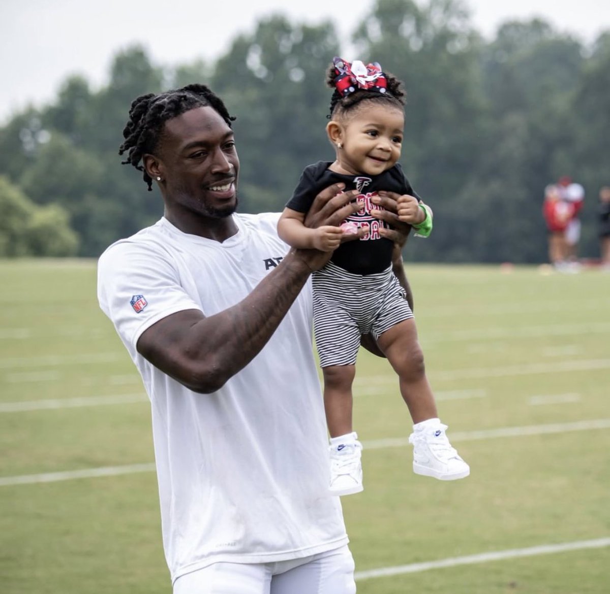 I’m 100 percent saying “aww” every 5 seconds at the end of the day at training camp. Love these of <a href="/CalvinRidley1/">CALVIN RIDLEY</a> and his baby girl. 
(📸 <a href="/AtlantaFalcons/">Atlanta Falcons</a>)
