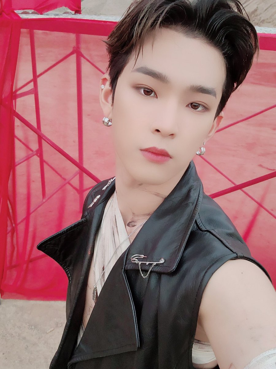 EgyptOneus's tweet image. @official_ONEUS 21.08.04||📸
[#LEDOO]

 Hot hot hot♡ 

{كان يقصد ليدو انه مثير للغايه }
Y -
# [ONEUS]