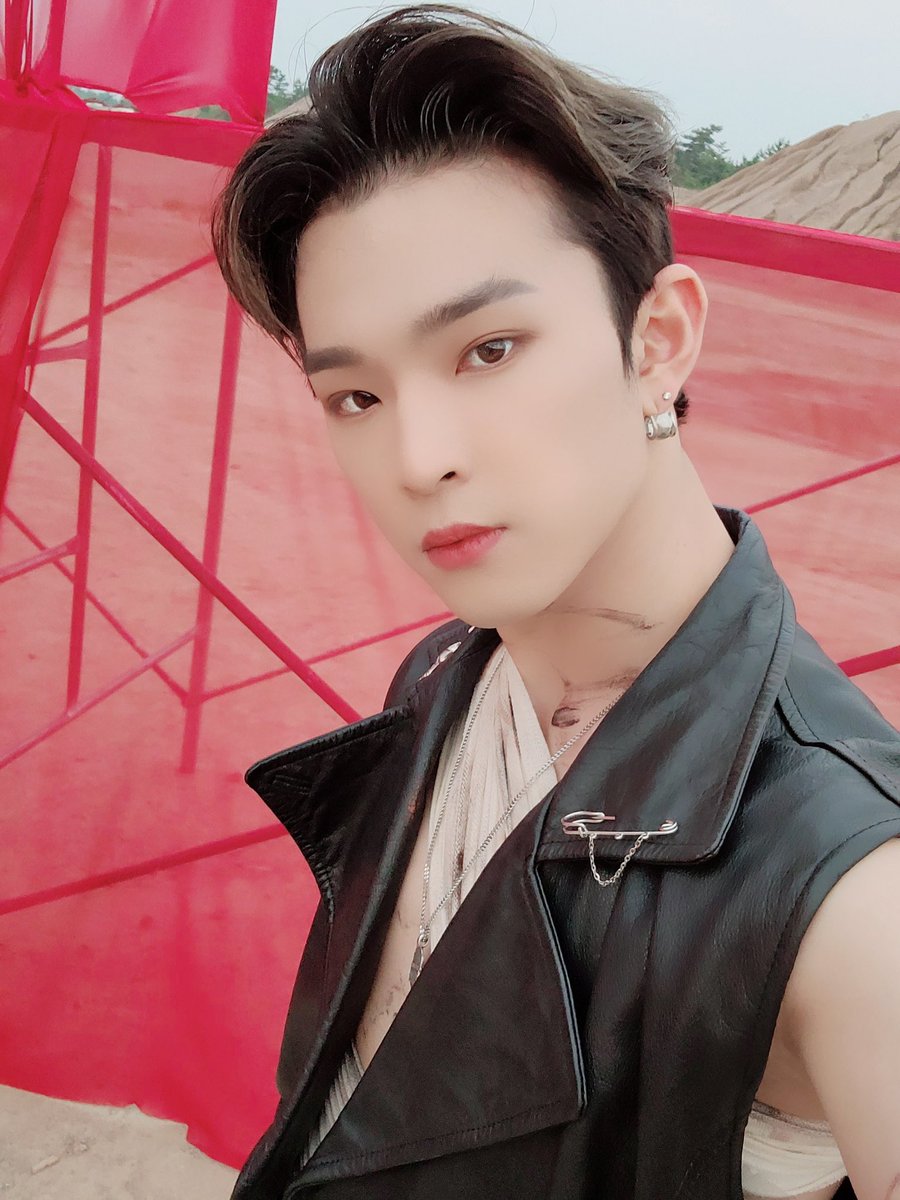 EgyptOneus's tweet image. @official_ONEUS 21.08.04||📸
[#LEDOO]

 Hot hot hot♡ 

{كان يقصد ليدو انه مثير للغايه }
Y -
# [ONEUS]