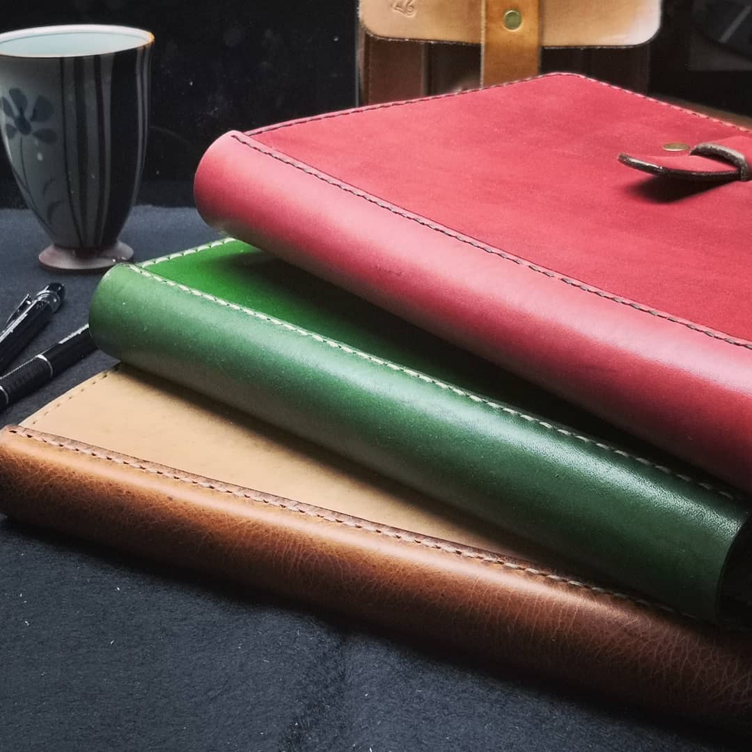 Three A5 notebooks finished. Top and bottom in Oak bark leather, green one from British veg tanned leather. Hand-dyed and hand-stitched by me in my workshop in North Lancashire!

#sketchbook #notebook #diarycover #notebookers  #handmadenotebook #poet #travelnotebook
