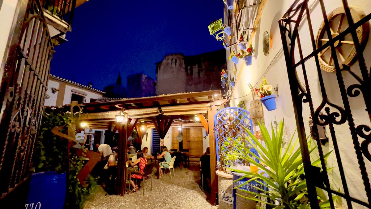 BlasDeLezo00's tweet photo. Estamoas de una noche de verano en el Albaicín, #Granada. https://t.co/c6C6vmjto0