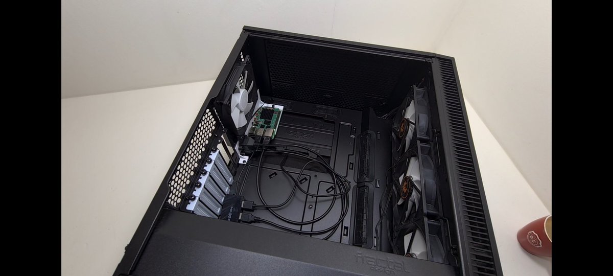 BasicITStuff's tweet image. Name that case and name that motherboard 😉
youtu.be/p2temT5uncU
#raspberrypi #raspberrypi4 #raspberrypi2 #pcb #linux #linuxuser #programming #programmer #coder #code #coding #geek #raspbian #ubuntu #hacking #GamingSetup #gaming