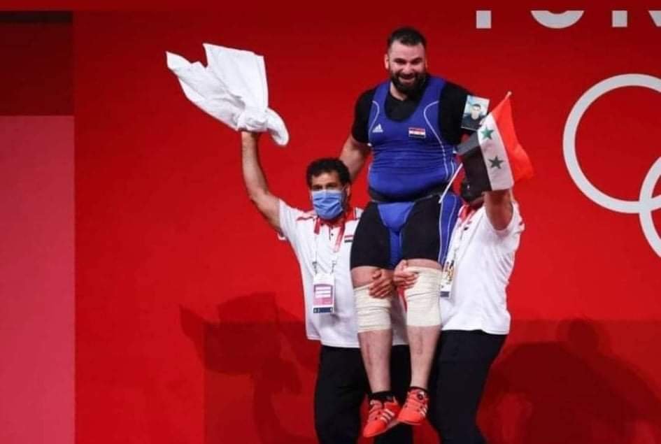 periodistan_'s tweet photo. Man Asaad ganó el bronce para Siria en levantamiento de pesas.
Mostró, en pleno festejo, la foto de su hermano muerto en la guerra.

Mamita, lo que vale esa medalla...😭 https://t.co/IsmaRHQcmD