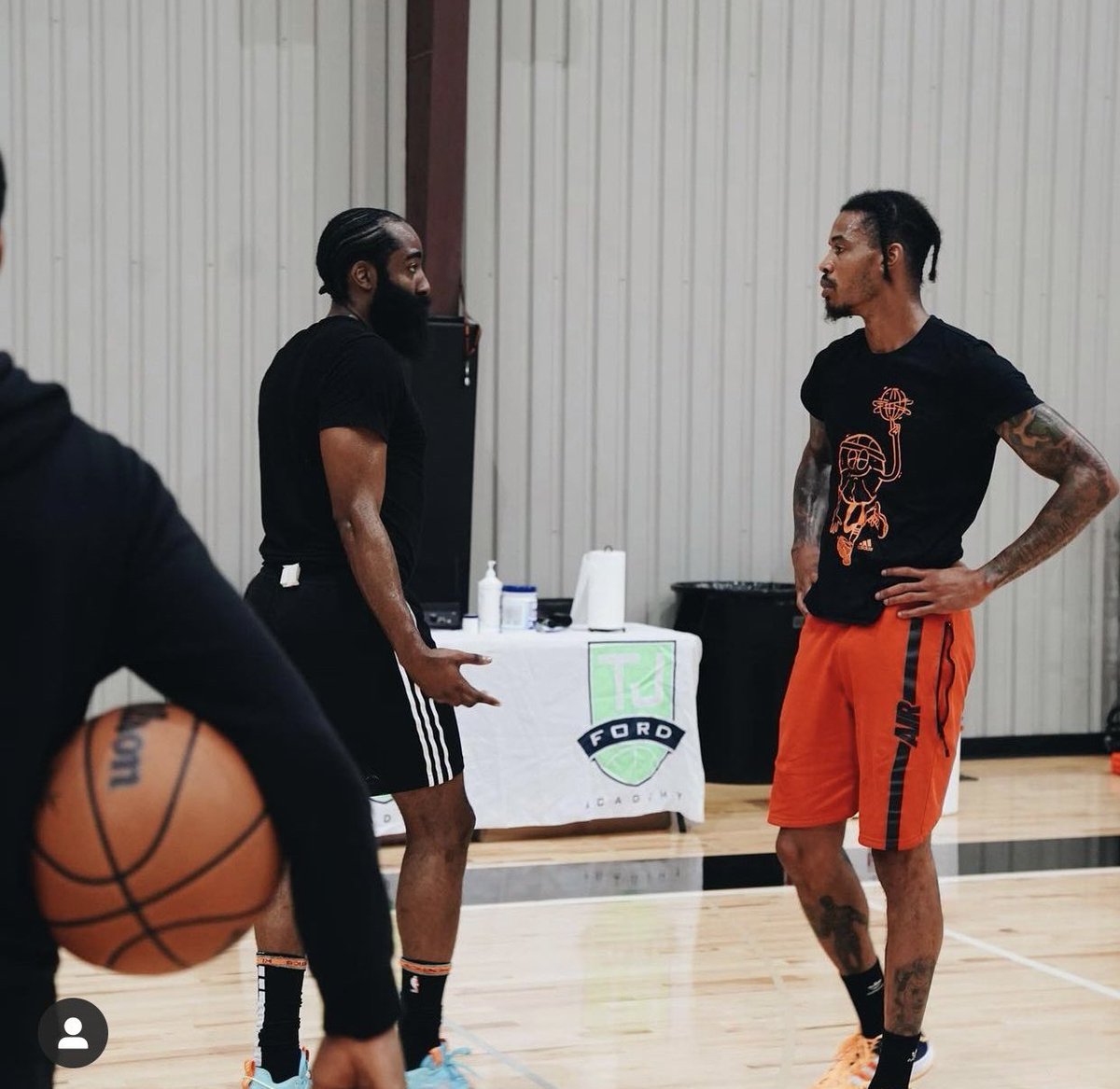 HardenCarioca's tweet photo. James Harden e Gerald Green ontem, treinando em Houston https://t.co/9wrv4d9IZV