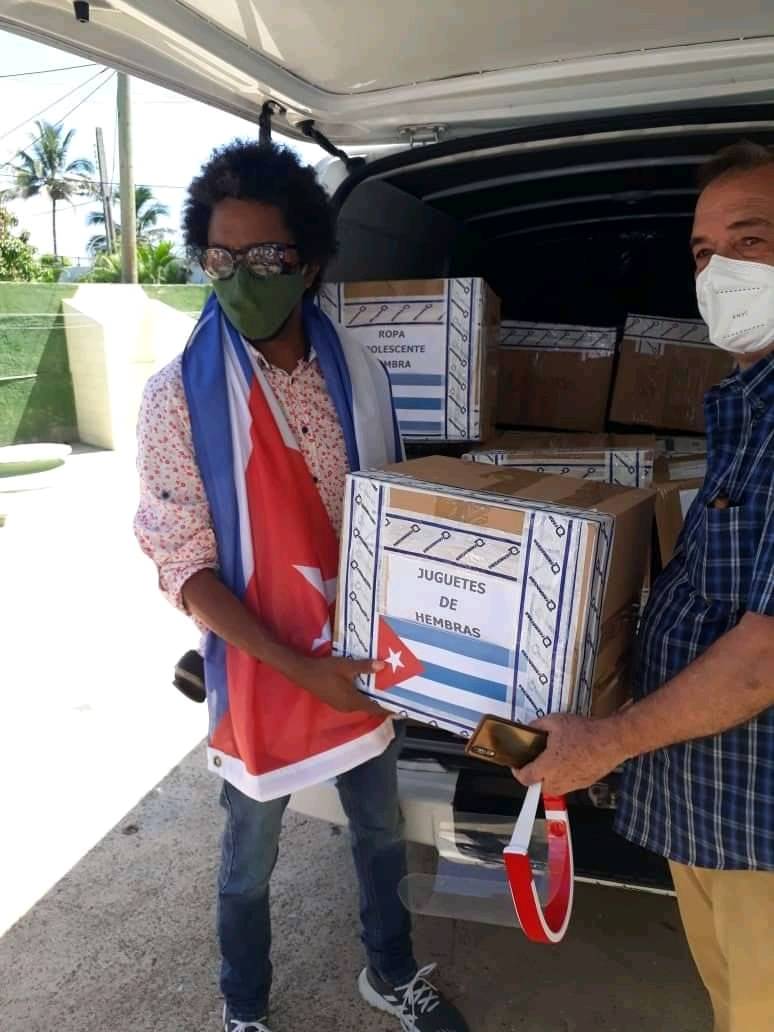 LuzAlfonso67's tweet photo. "Bienvenidos los Tíos de la Habana" Donaciones para 👧🧒🏻 de 🏡 sin amparo filial de Matanzas fueron  llevados por Raúl Torres 🎼 y Amado Riol. La Revolución no es perfecta, pero gracias en #Cuba  estos niños sin padres no comen de basureros y tienen donde vivir. #VictoriaPopular https://t.co/DuITpnFjmY