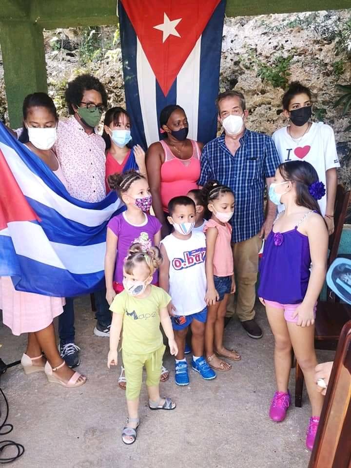 "Bienvenidos los Tíos de la Habana" Donaciones para 👧🧒🏻 de 🏡 sin amparo filial de Matanzas fueron  llevados por Raúl Torres 🎼 y Amado Riol. La Revolución no es perfecta, pero gracias en #Cuba  estos niños sin padres no comen de basureros y tienen donde vivir. #VictoriaPopular