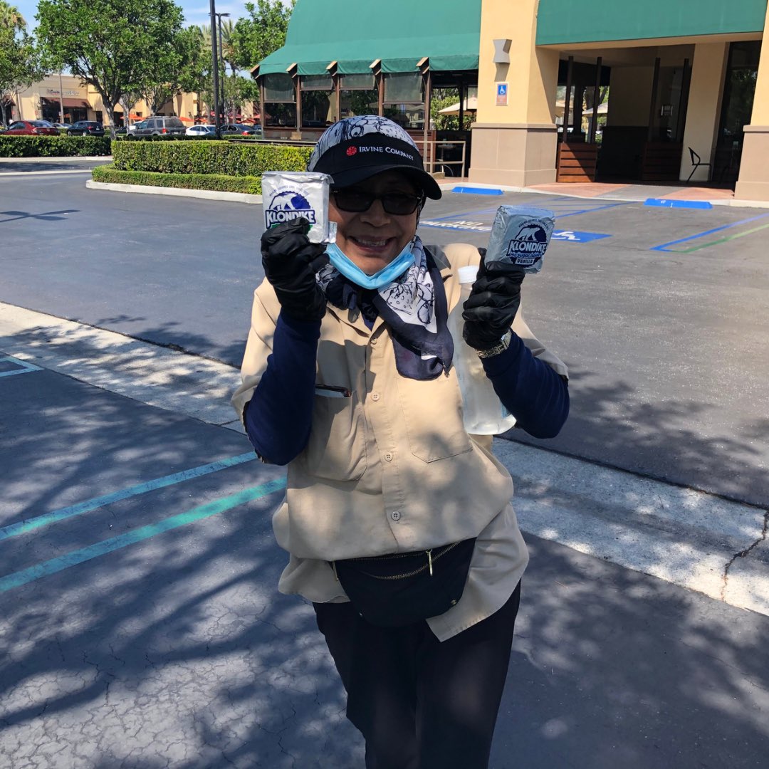 CSGCARES_Jobs's tweet photo. CSG’s Senior VP, Dan Vasquez, asked our team members: “What Would you for a Klondike Bar?” They responded with smiles and enthusiasm! #csgcares #4aKlondike https://t.co/iFkmVa5wby