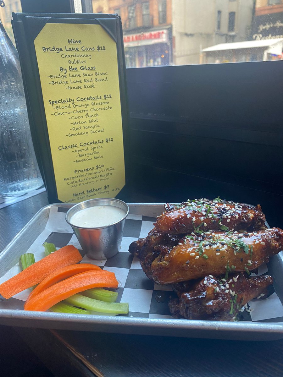 👉Well🧉 + Wing🍗 Wednesday tonight on the UES! Order up a well drink and wings for $20! 👉 TONIGHT'S SPECIAL WING IS SWEET HONEY MUSTARD 
🚚We're delivering! Click on the link in bio for no fee delivery or order through @doordash @seamless @ubereats
#wingwednesday #wings